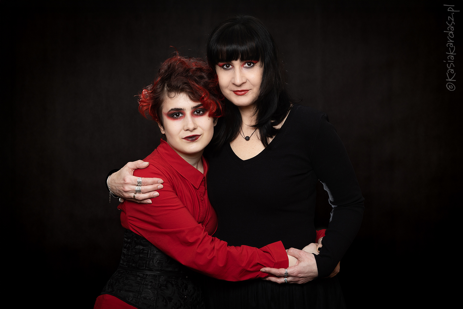 bardzo podobna matka i córka na sesji rodzinnej w warszawie, studio warszawa, analiza kolorystyczna - czysta zima