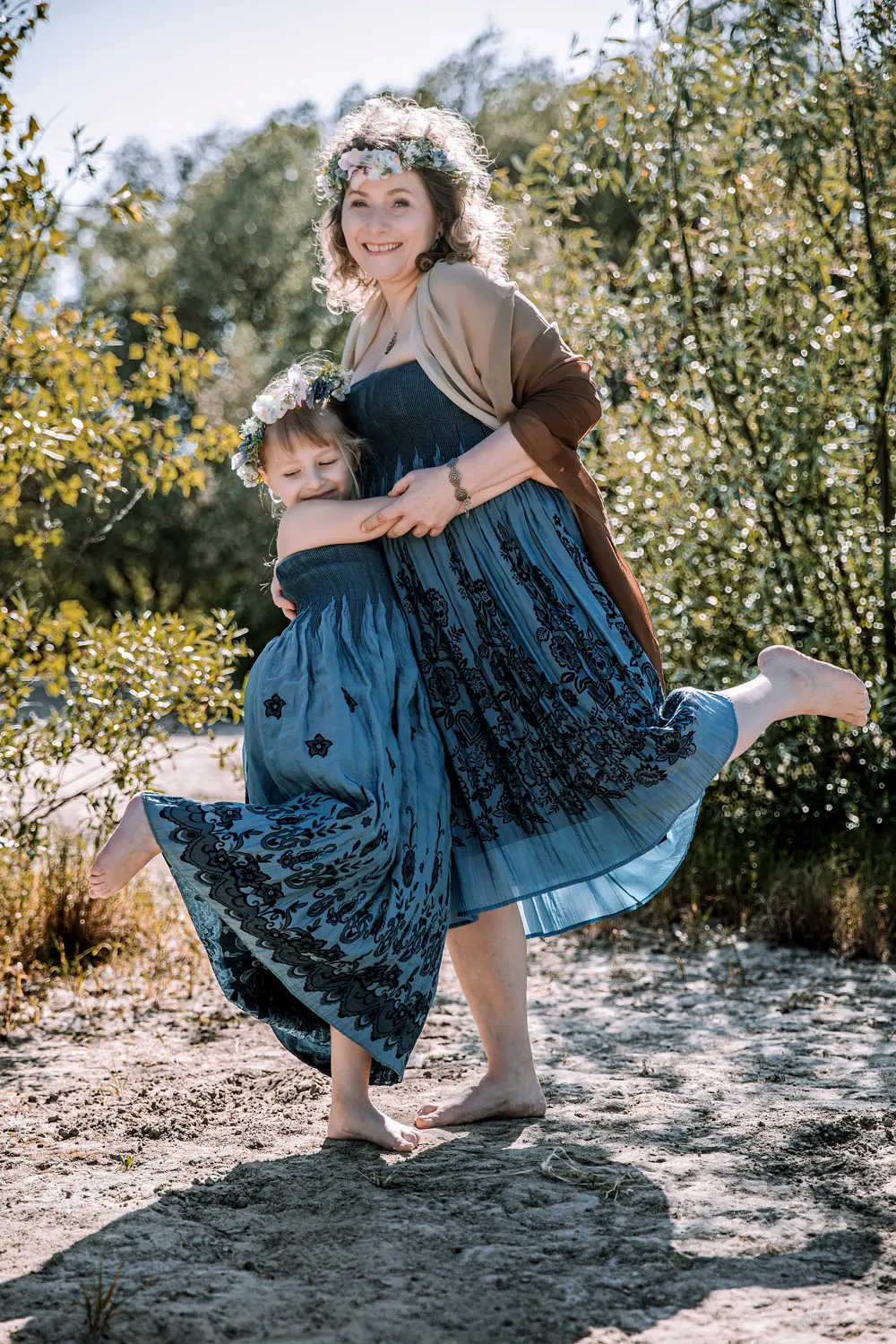 fotografia portretowa warszawa portret sesja rodzinna, mama z córką na plaży
