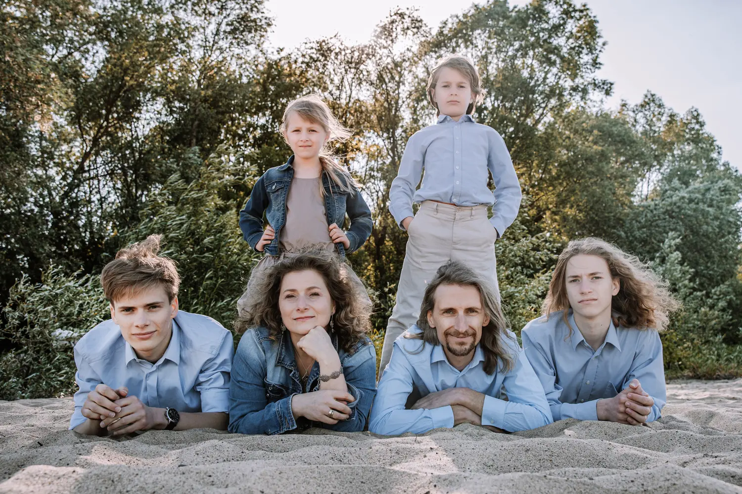 fotografia portretowa warszawa portret sesja rodzinna, rodzina 2+4 na plaży w lato