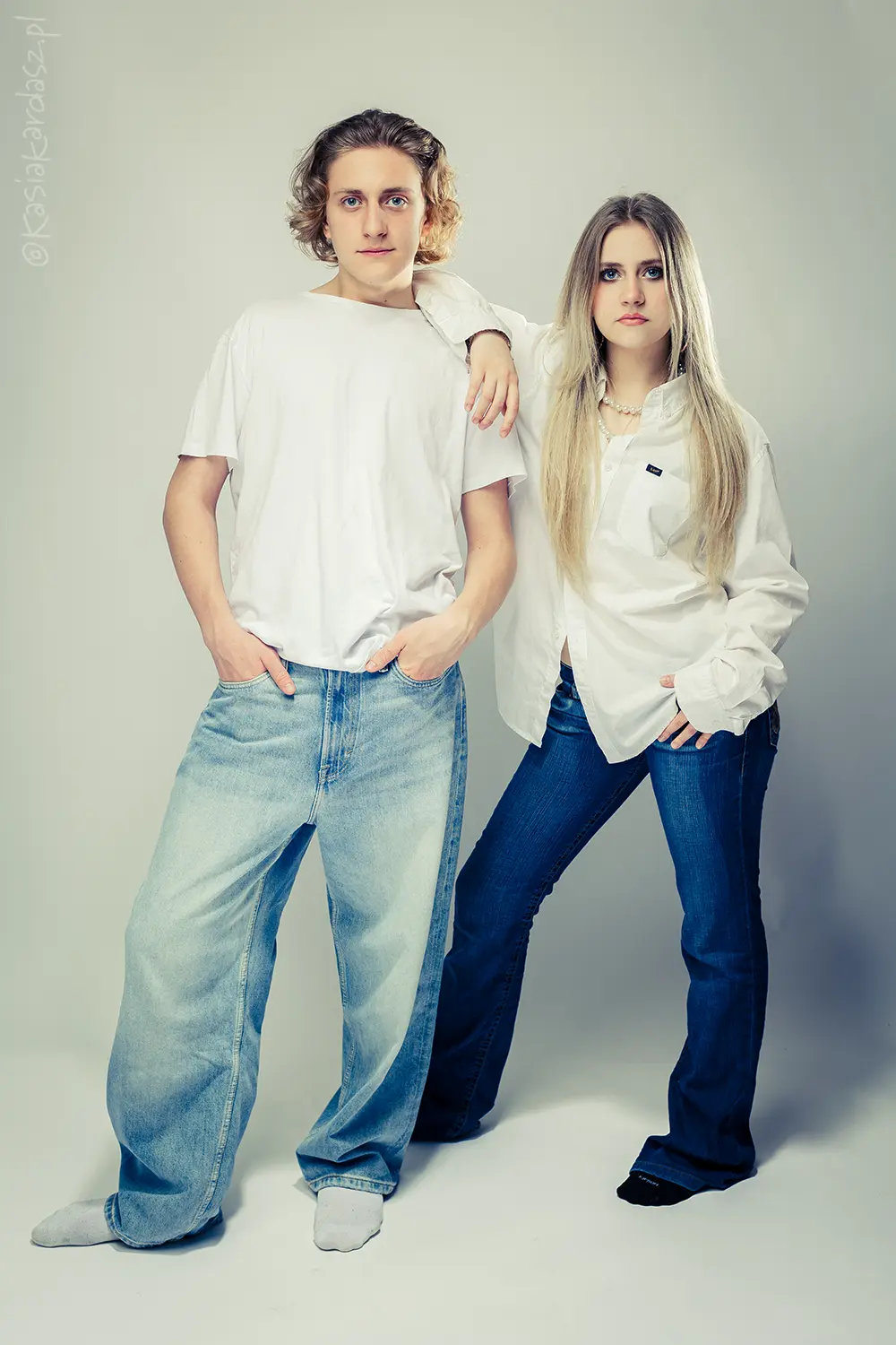 sesja rodzinna w studiu w warszawie, mama z nastolatkami na białym tle, emocje