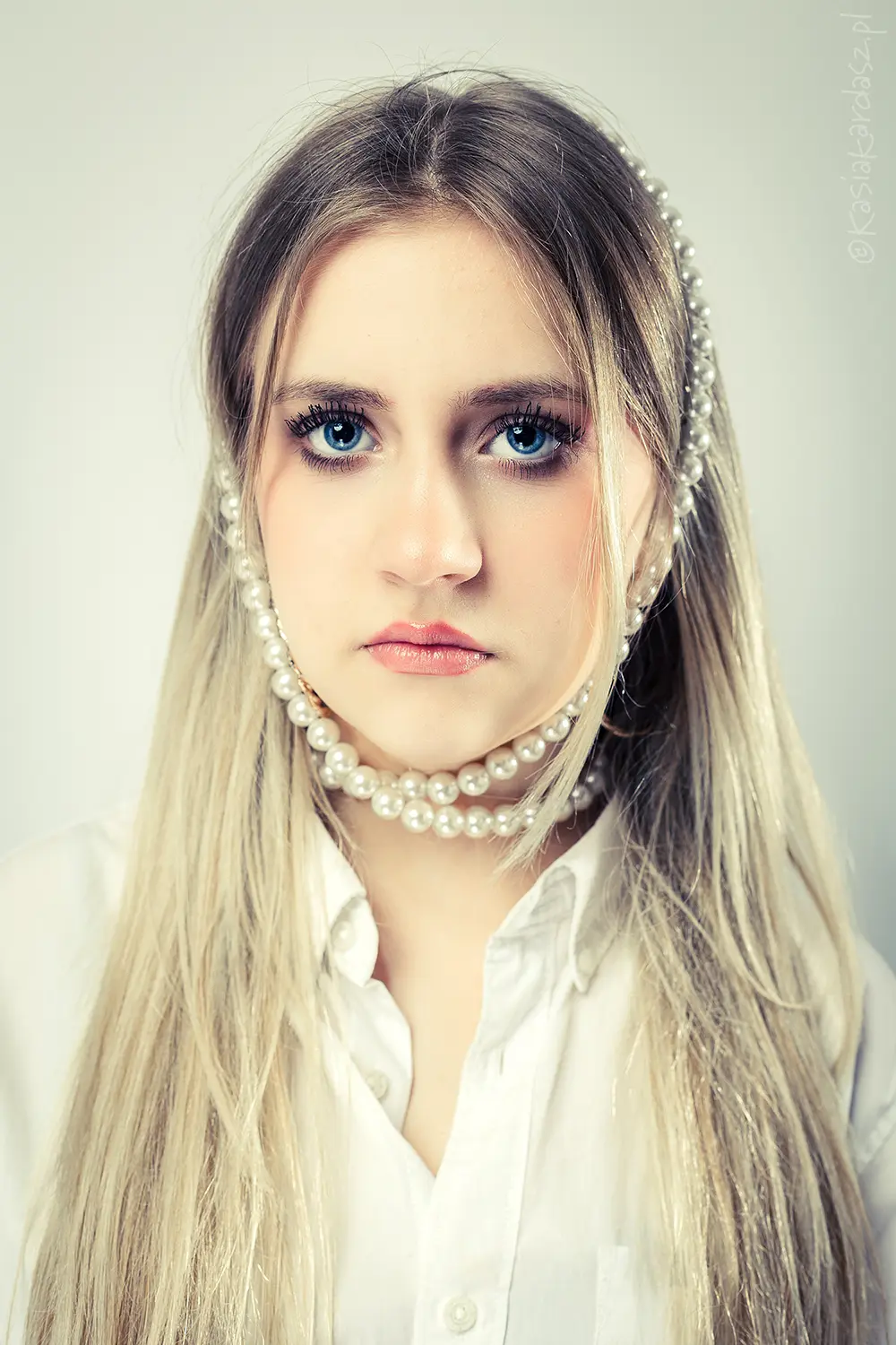 Młoda piękna kobieta z perłami, fotografia studyjna