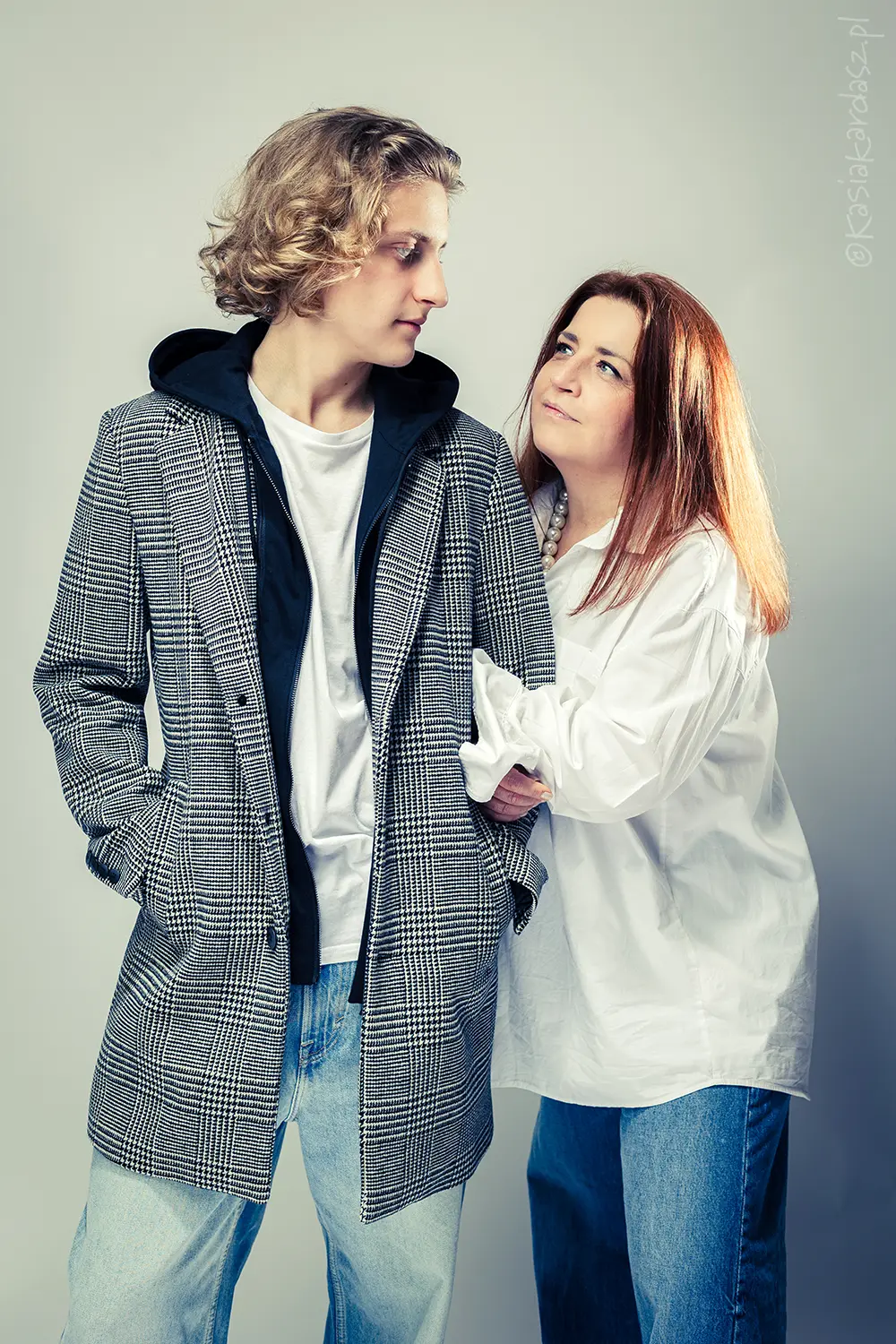 sesja rodzinna w studiu w warszawie, mama z nastoletnim synem na białym tle, miłość