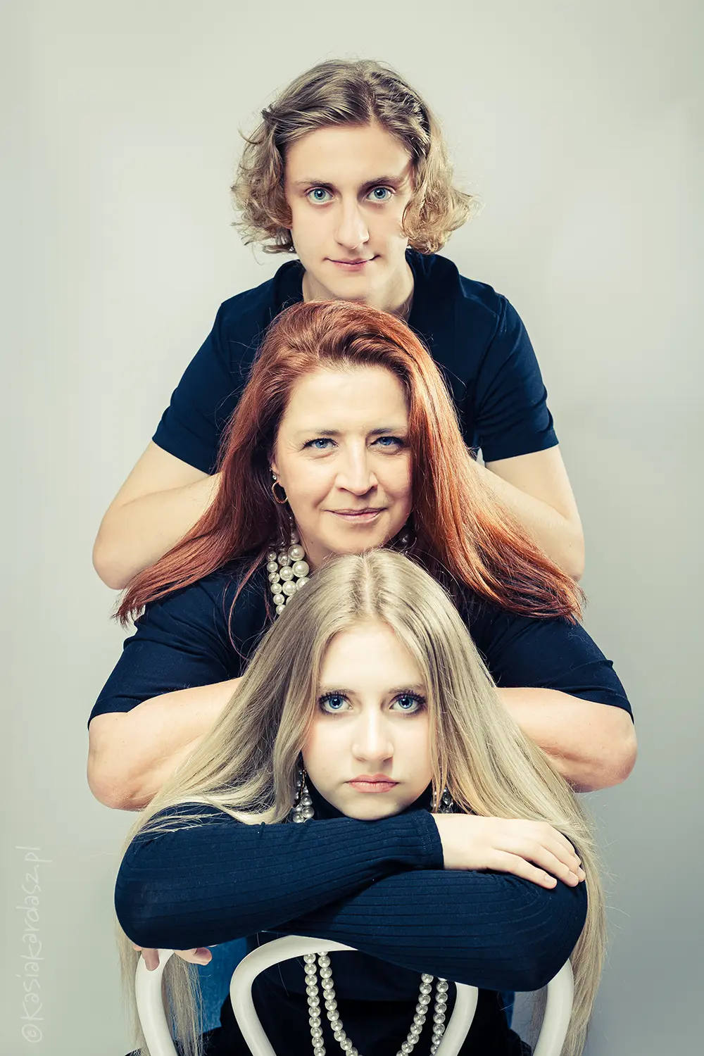 sesja rodzinna w studiu w warszawie, mama z nastolatkami na białym tle, emocje