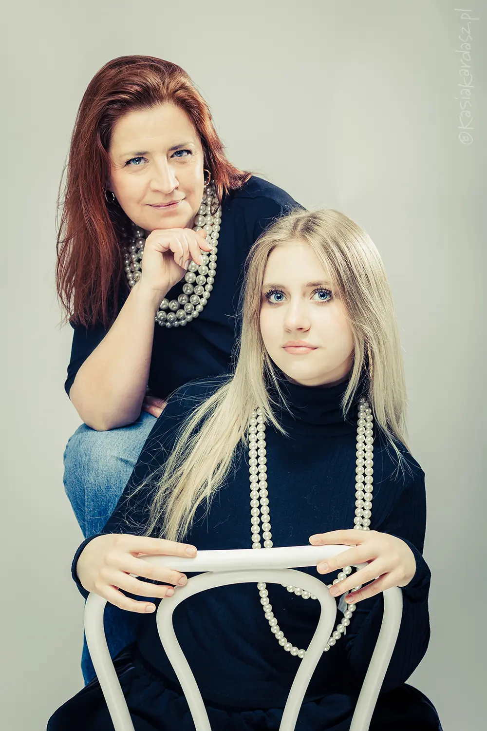 sesja rodzinna w studiu w warszawie, mama z nastoletnią córką na białym tle, emocje