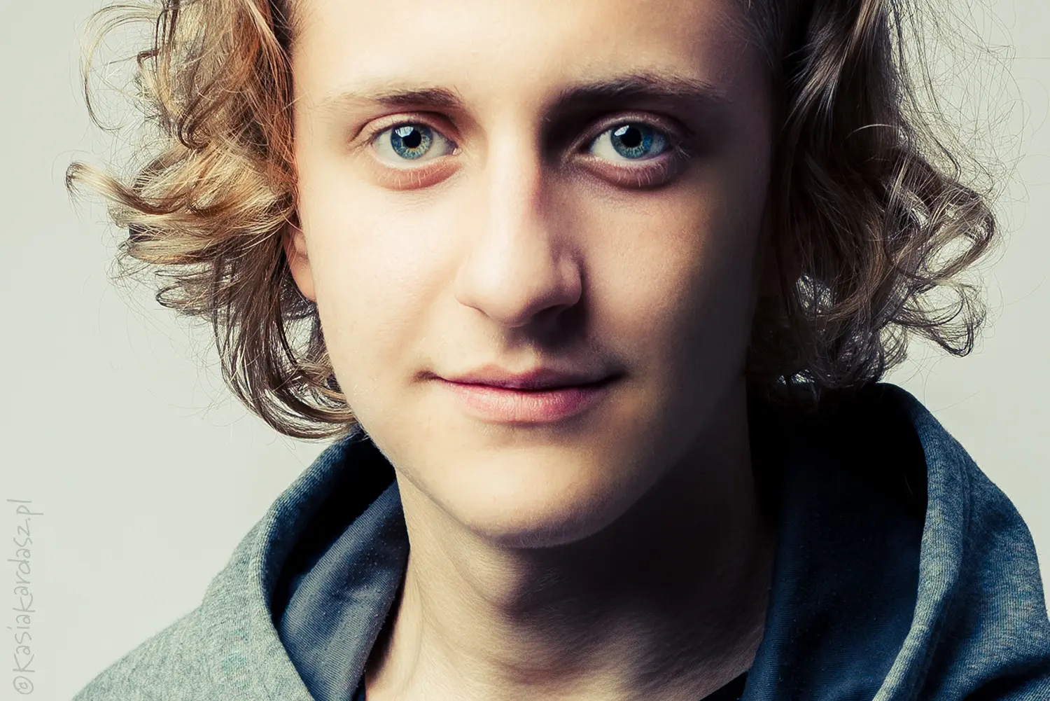 chłopak o niebieskich oczach, fotografia studyjna