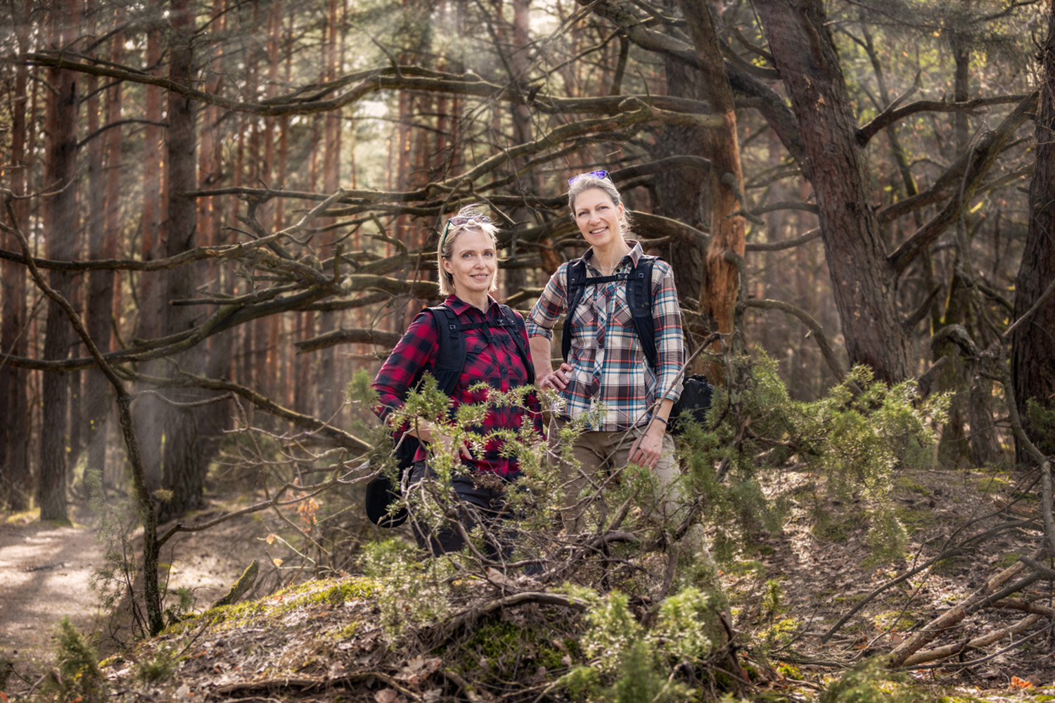 Sesja zdjęciowa Life Aid – kobieta z plecakiem w ruchu, outdoorowa fotografia reklamowa