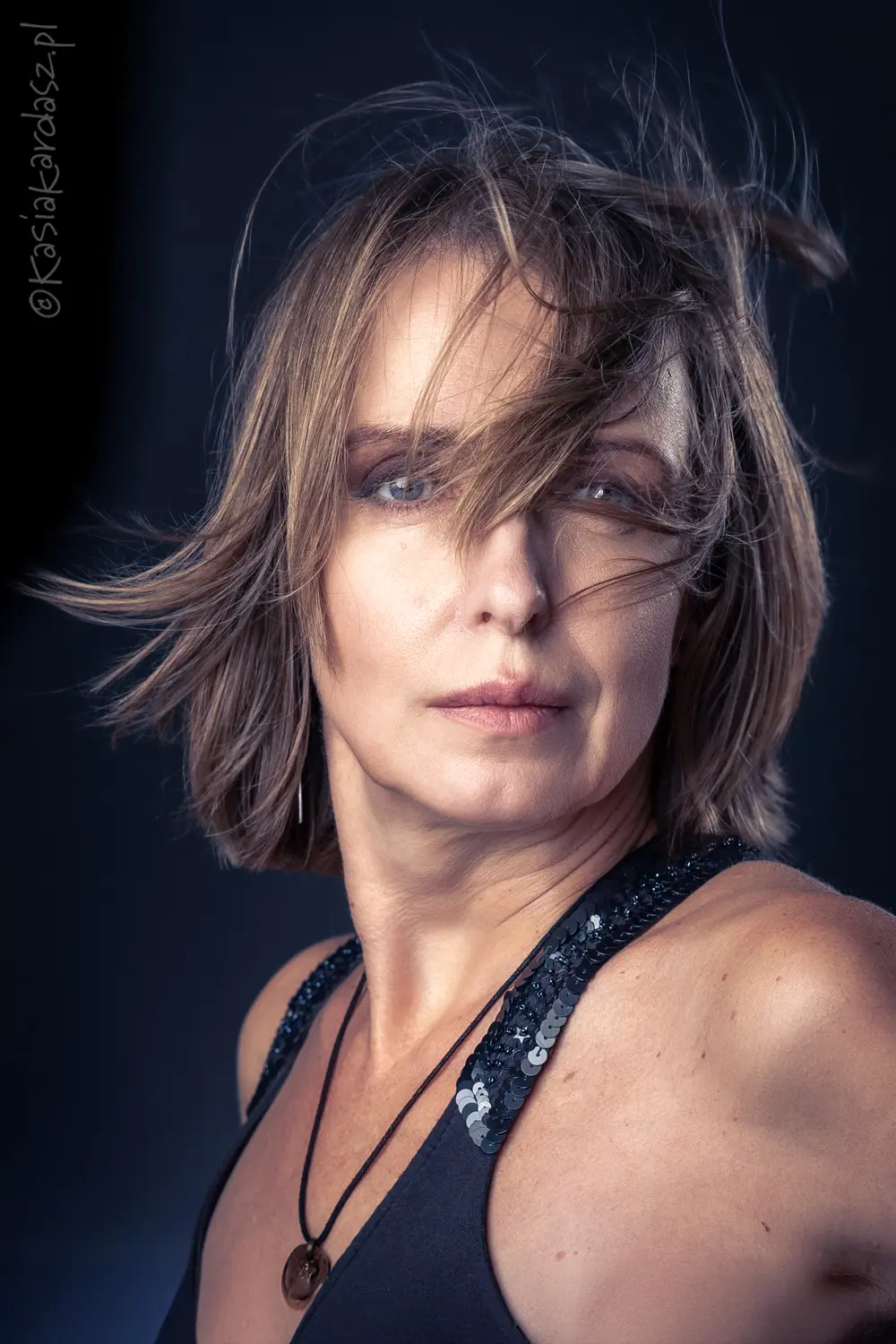 zdjęcie pięknej kobiety w wiatrem we włosach zrobiona, studio fotograficzne Warszawa