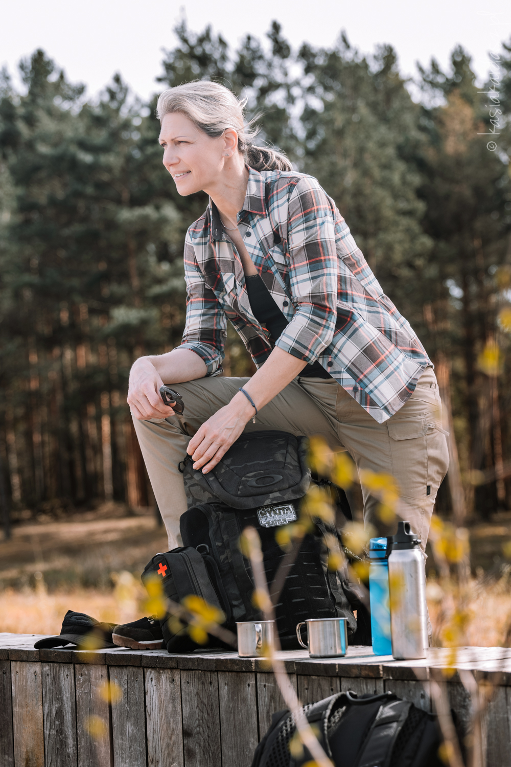 Zbliżenie na detale odzieży outdoorowej Life Aid w naturalnym świetle leśnym