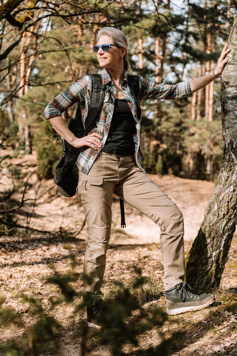 Kobieta w odzieży outdoorowej Life Aid podczas wędrówki po lesie w Kampinoskim Parku Narodowym