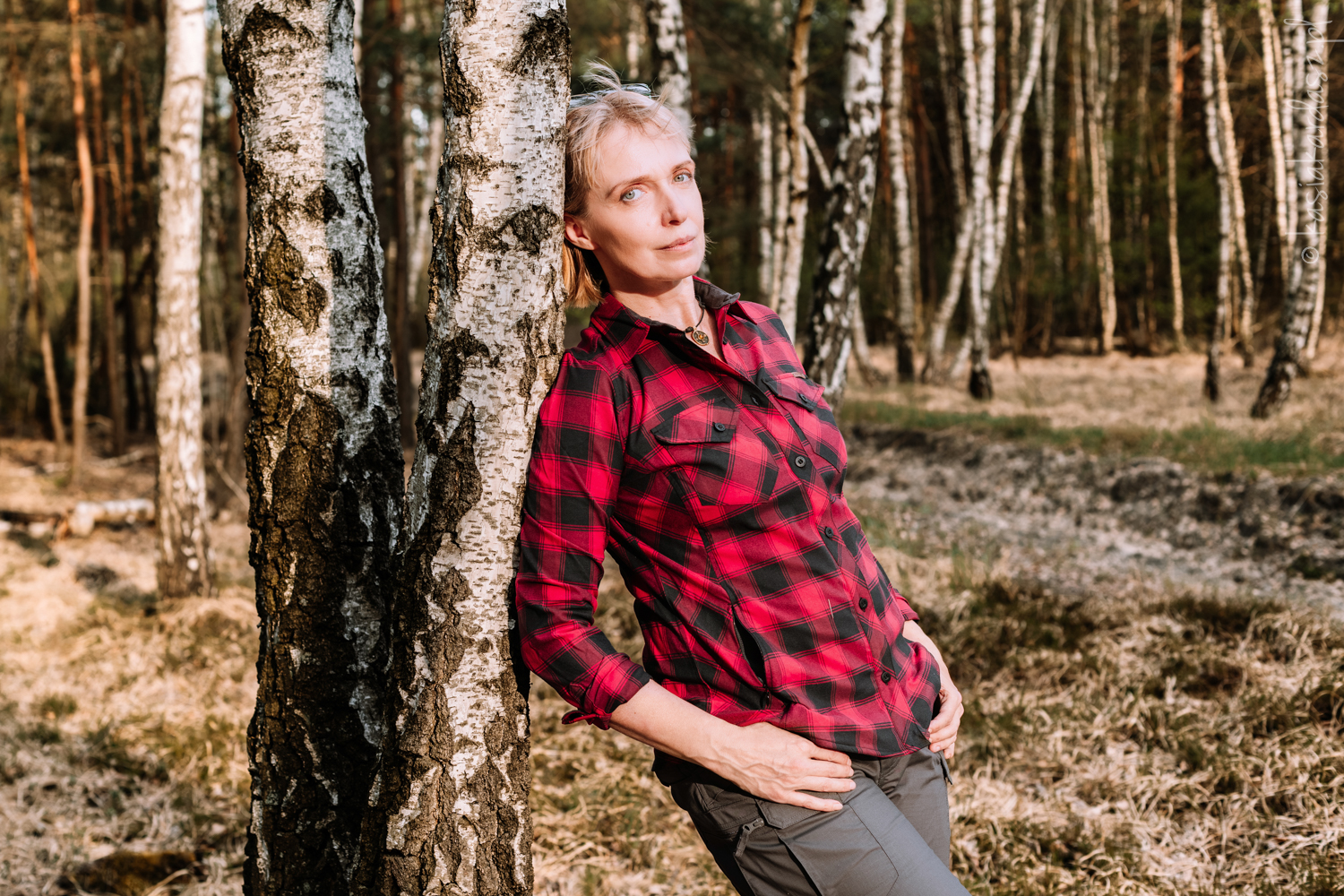 Fotografka z Warszawy realizuje zdjęcia kobiece w lesie – marka Life Aid, Kampinos