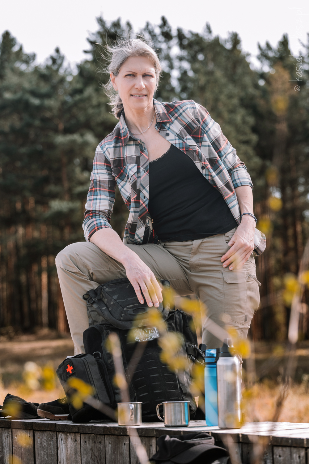 Sesja zdjęciowa Life Aid – kobieta z plecakiem w ruchu, outdoorowa fotografia reklamowa