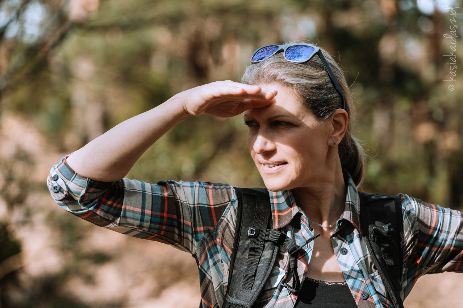 Sesja zdjęciowa Life Aid – kobieta z plecakiem w ruchu, outdoorowa fotografia reklamowa