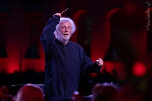 Maestro Wojciech Michniewski na koncercie z okazji otwarcia Biblioteki Narodowej w jednym z najpiękniejszych pałaców Warszawy – Pałacu Rzeczpospolitej.