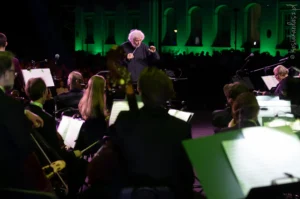 Dyrygent dyryguje zespołem Symfonia Varsovia