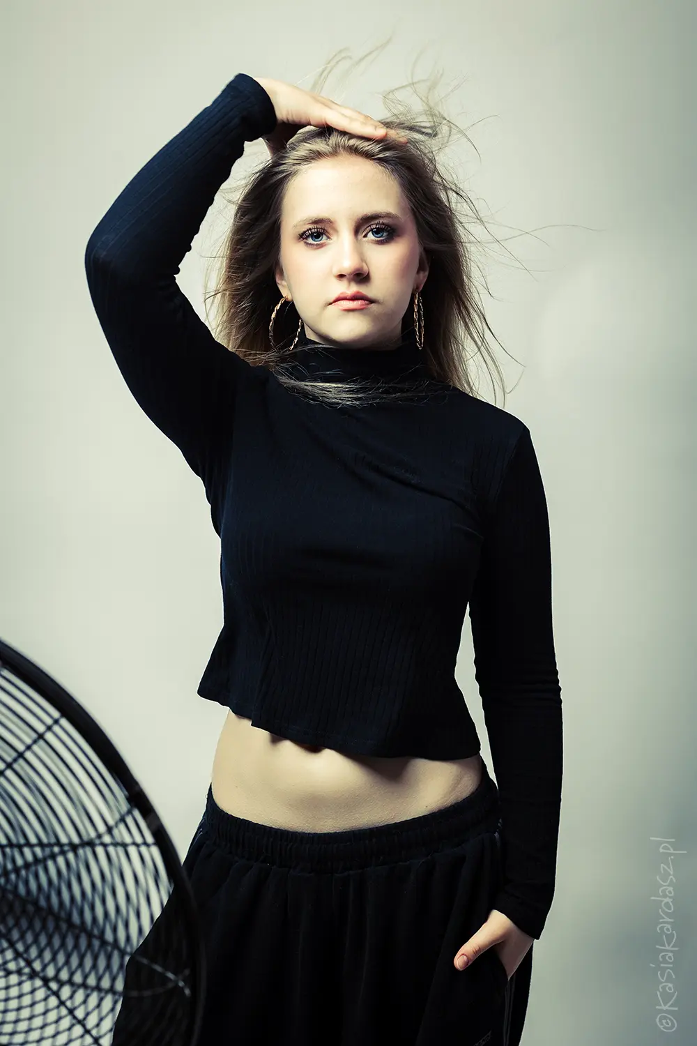 nastolatka z wiatrem we włosach, blondynka pozująca w studio w Warszawie