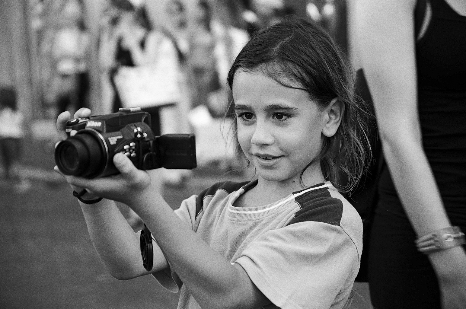 Dziewczynka z aparatem analogowym. Bazylika św. Piotra w Watykanie. Fotografia czarno-biała. Negatyw
