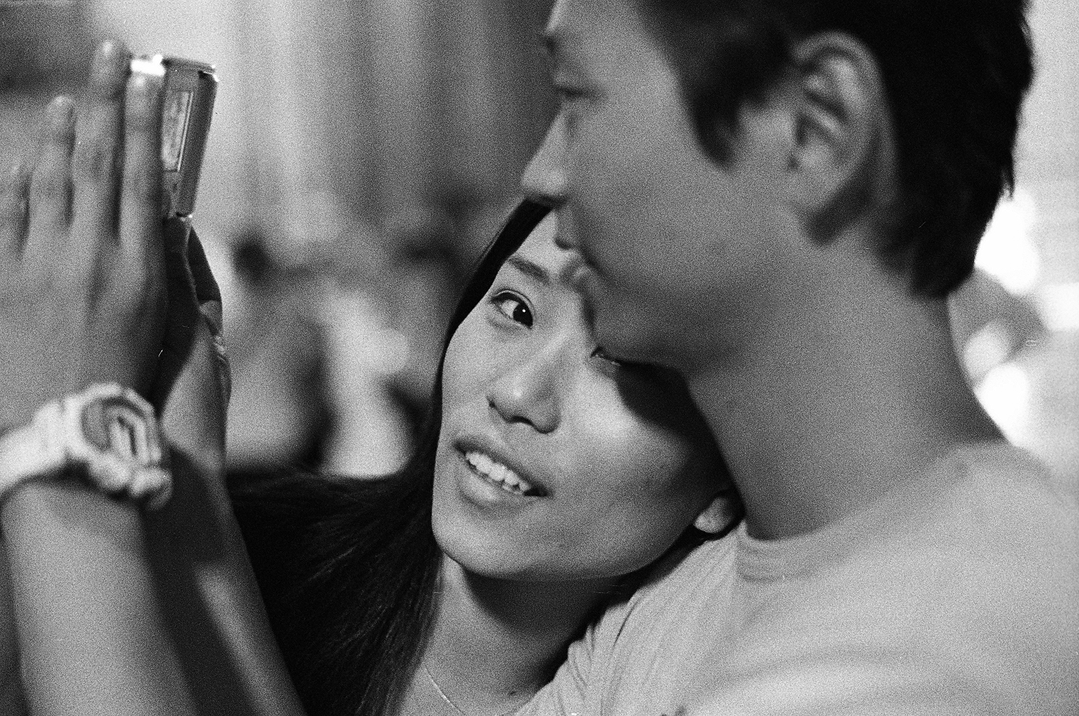 Azjata z aparatem analogowym w bazylice św. Piotra w Watykanie. Fotografia czarno-biała. Negatyw