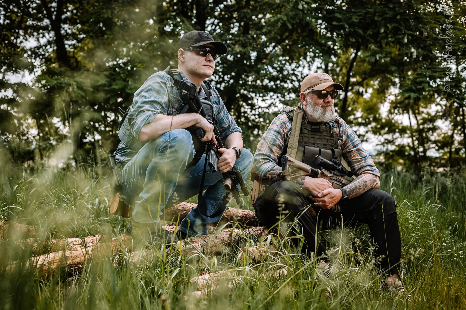 Dwóch strzelców na ćwiczeniach bojowych