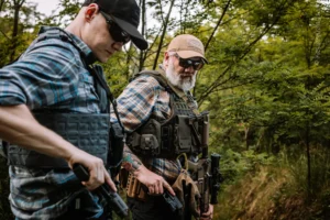 Dwóch strzelców na ćwiczeniach bojowych na strzelnicy