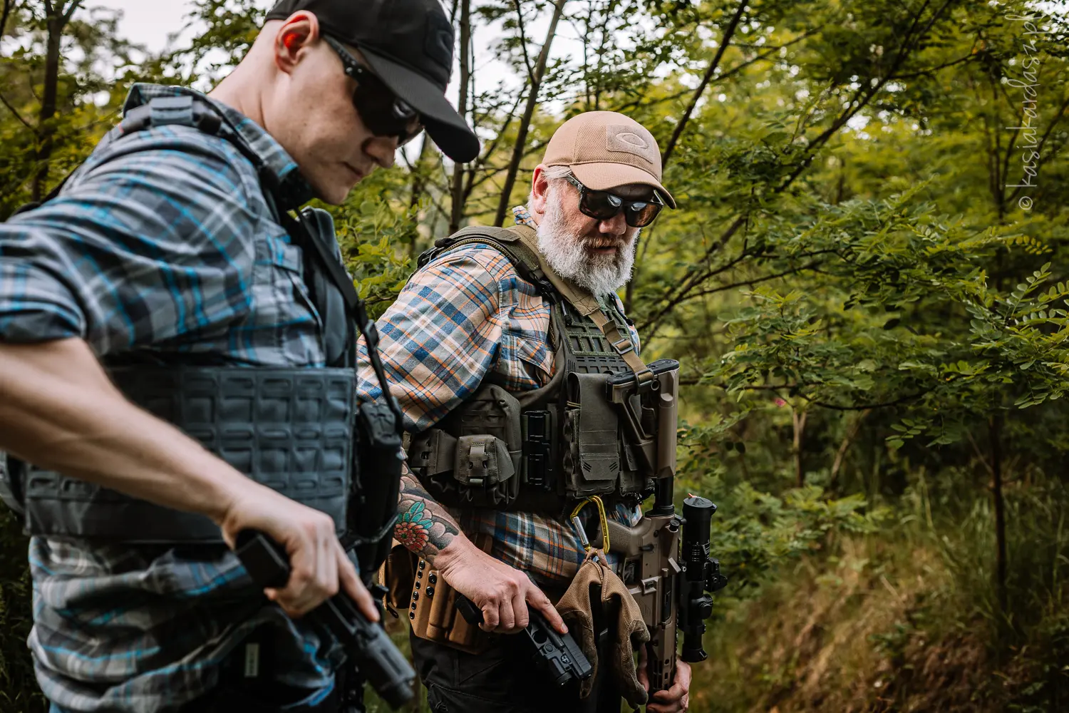 Dwóch strzelców na ćwiczeniach bojowych na strzelnicy