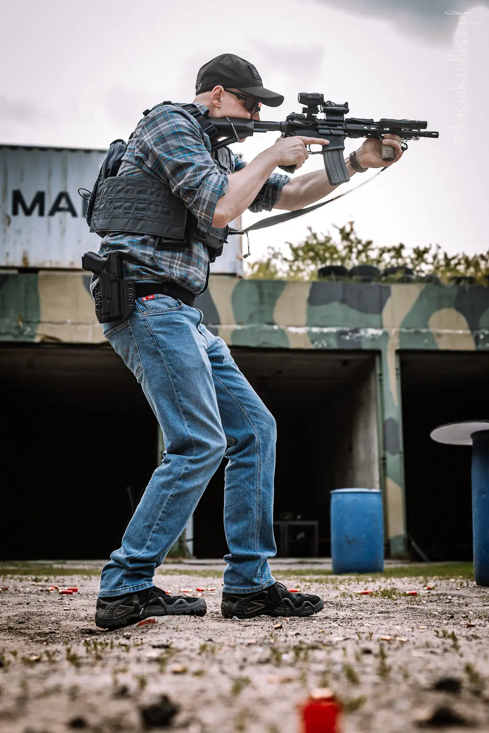 mężczyzna na strzelnicy w Fort Pacew
