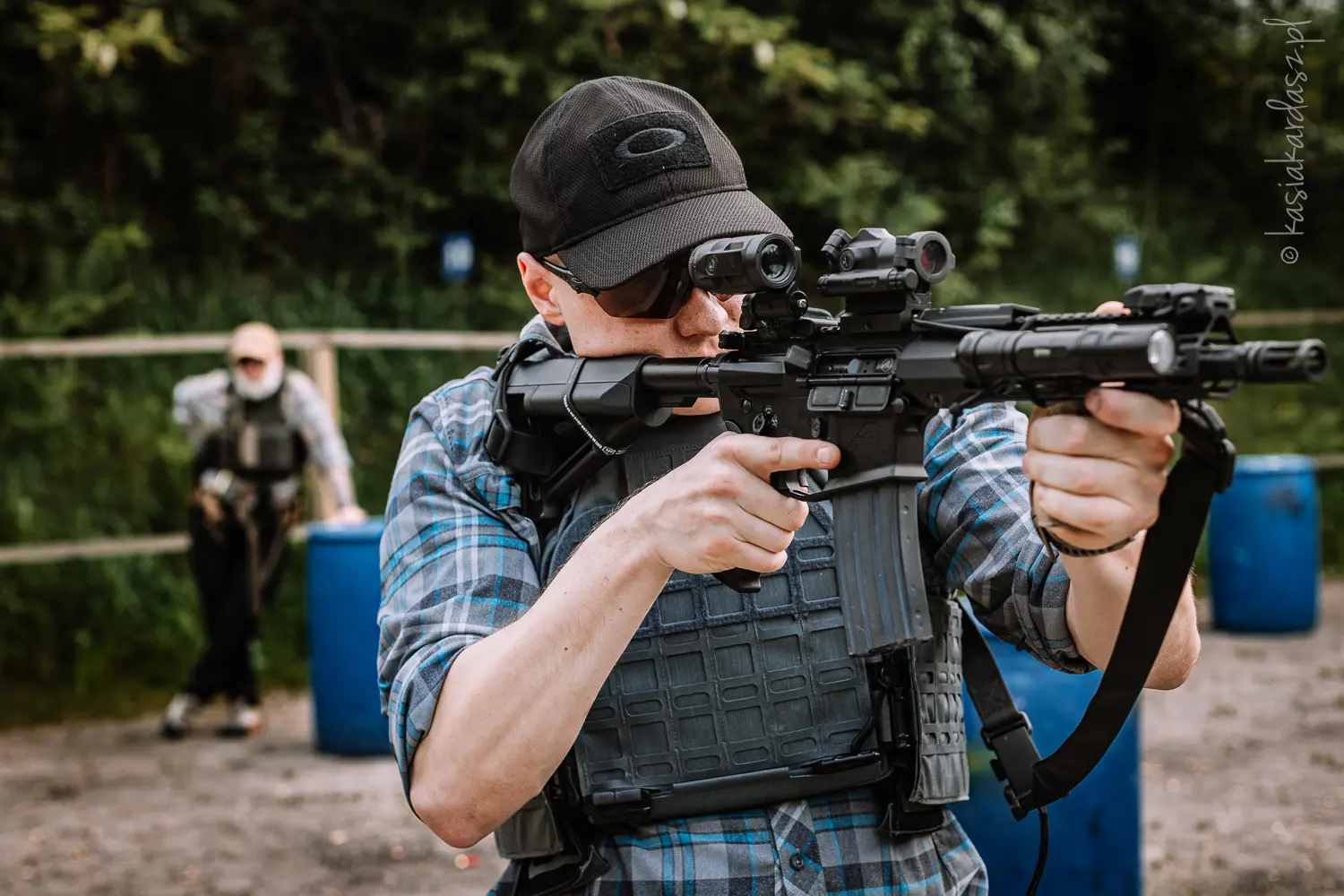 mężczyzna z bronią na strzelnicy