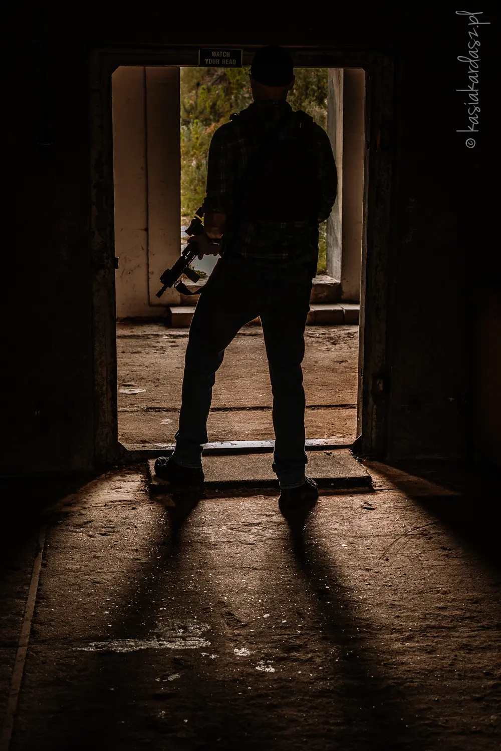 sylwetka męska z karabinem, ładne światło