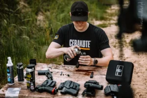 mężczyzna czyszczący sprzęt strzelecki na strzelnicy w Fort Pacew