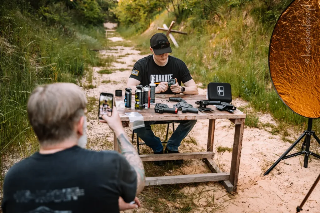 mężczyzna czyszczący sprzęt strzelecki na strzelnicy