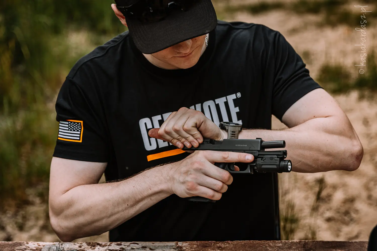 mężczyzna przeładowujący pistolet