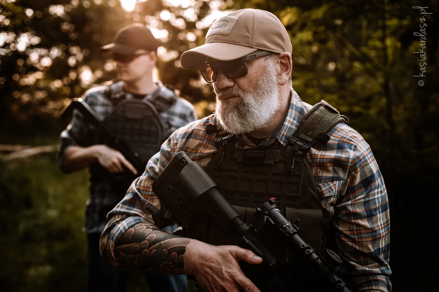 klimatyczne zdjęcie dwóch strzelców