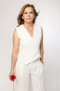 Businesswoman w białej marynarce z kwiatem