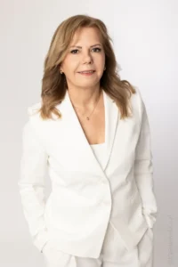 bussineswoman w białym garniturze na białym tle