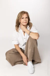 kobieta siedząca na podłodze w bieli i brązie