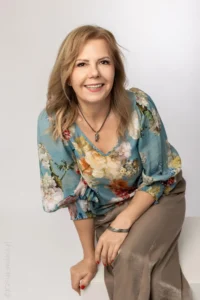 Businesswoman w koszuli w kwiaty, właścicielka drukarni