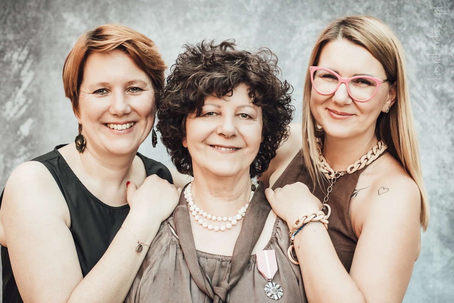 matka i córki na imprezie rodzinnej