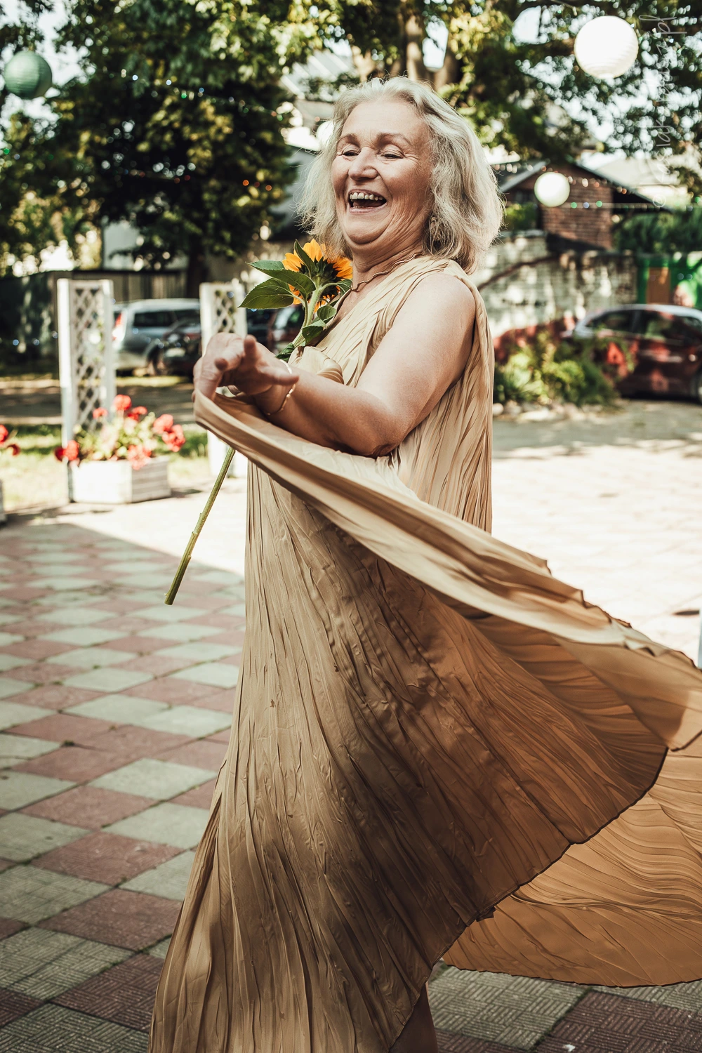 tańcząca dojrzała kobieta, złota suknia