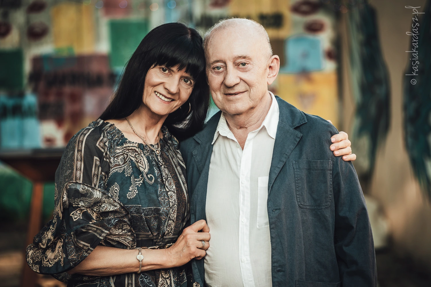 dorosłe rodzeństwo na ciekawym tle