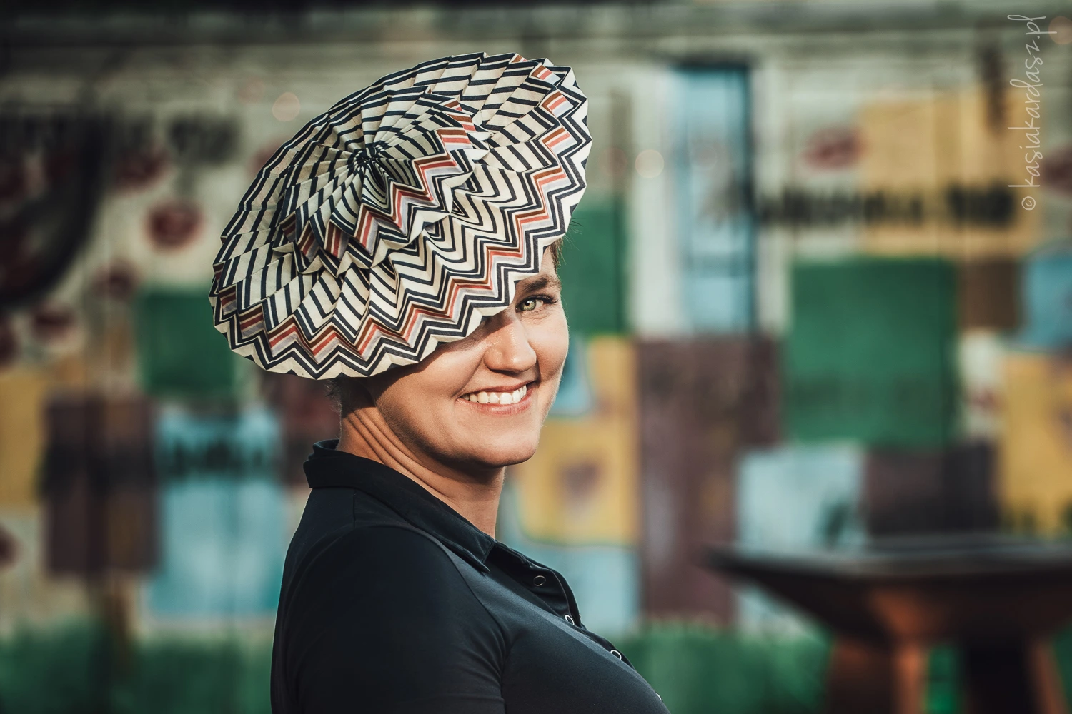 kobieta w ciekawym kapeluszu selfmade