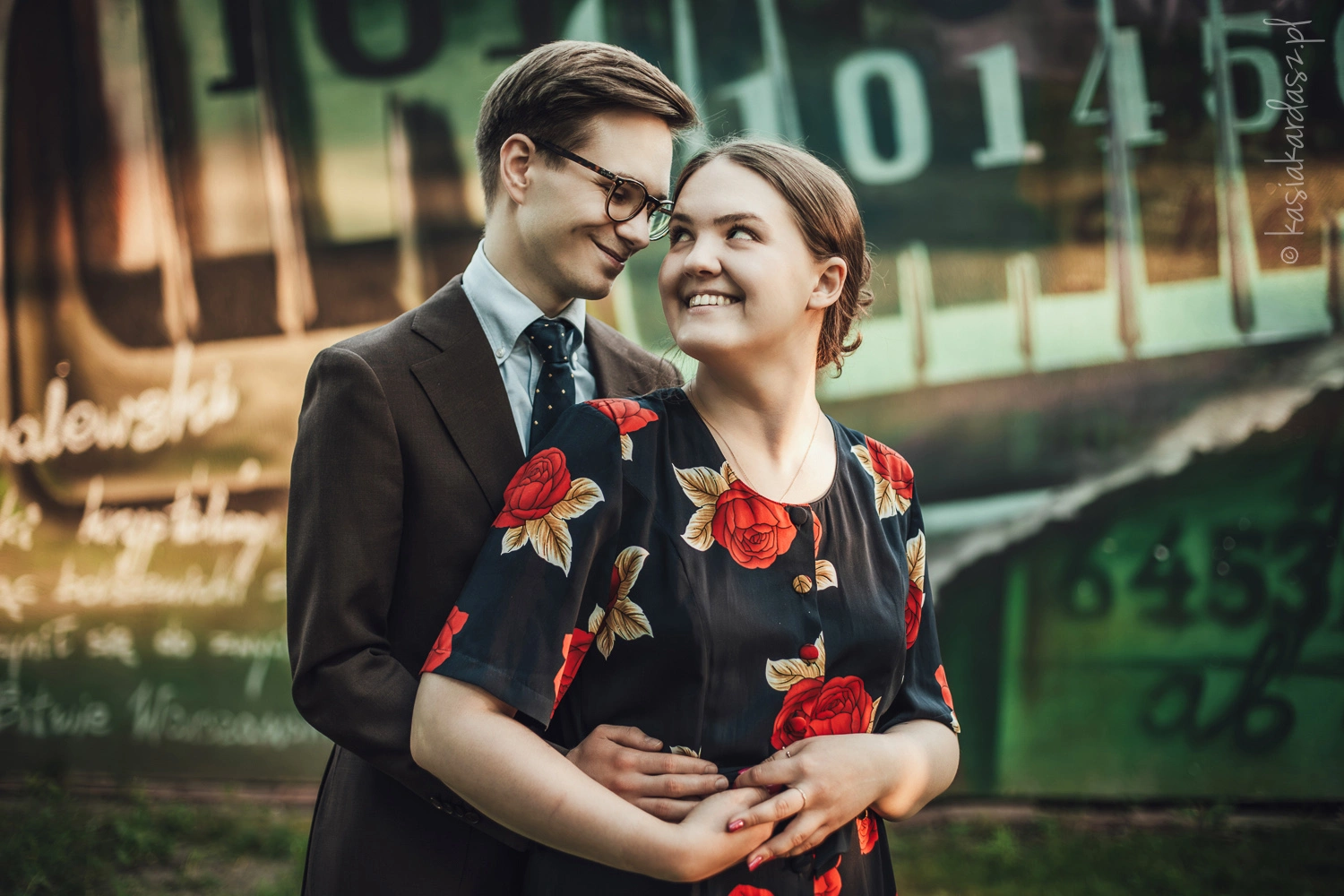 zakochana para młodych na ciekawym tle