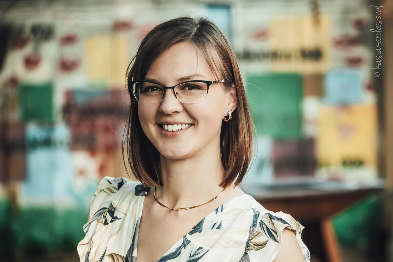 piękna kobieta w okularach na ciekawym tle