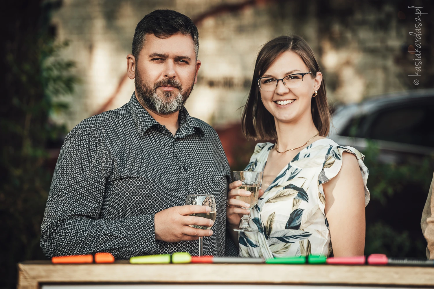 kobieta w okularach i mężczyzna z brodą