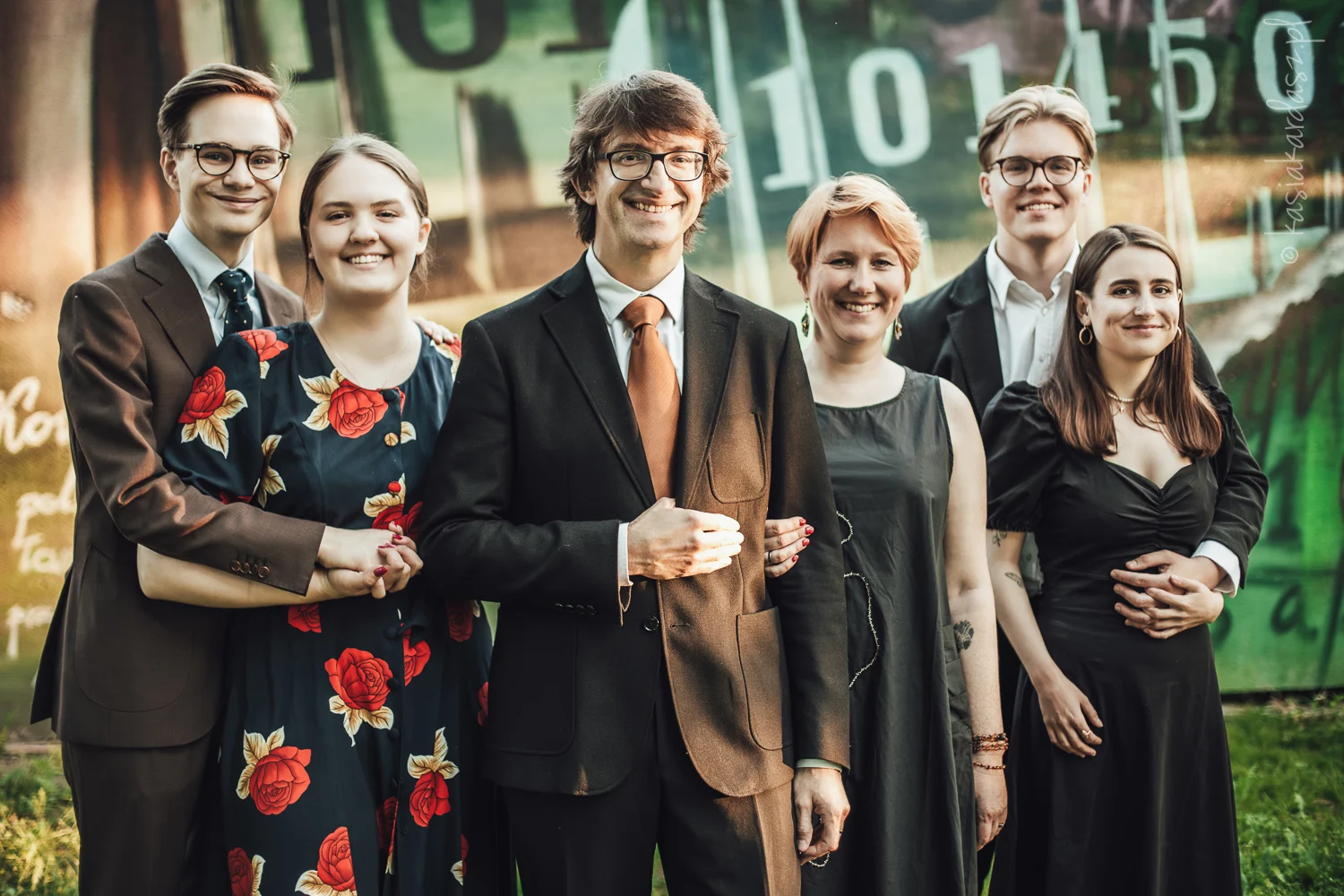 dumny ojciec z dorosłymi dziećmi, trzy pary