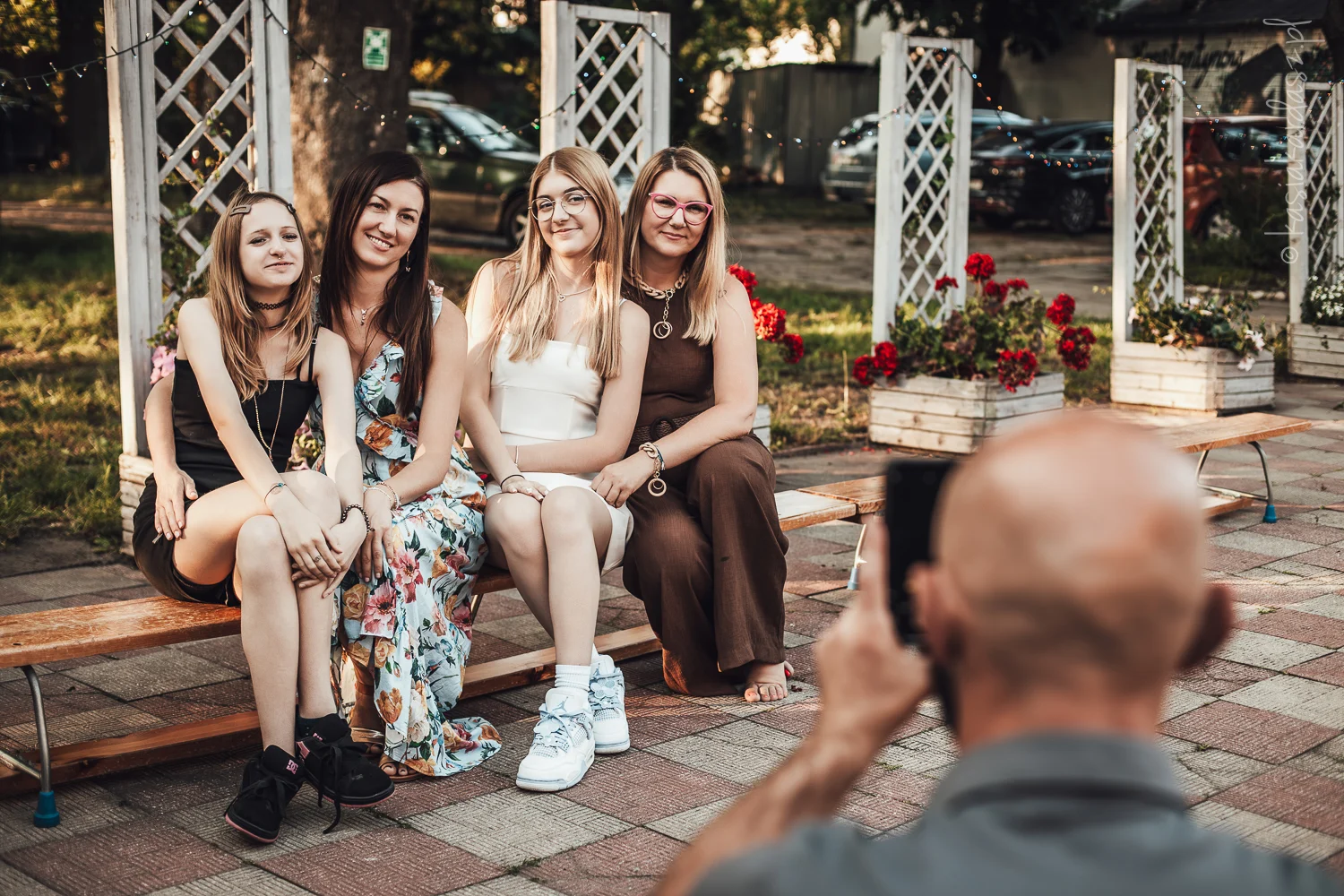 pan robi zdjęcia rodzinie