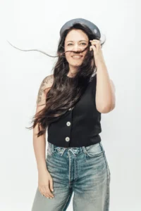 piękna kobieta z długimi ciemnymi rozwianymi włosami na białym tle w studio fotograficznym