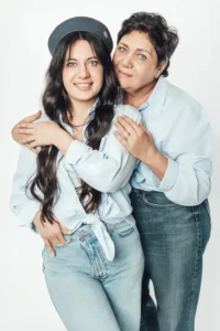 mama i córka ubrane tak samo w błękitne koszule