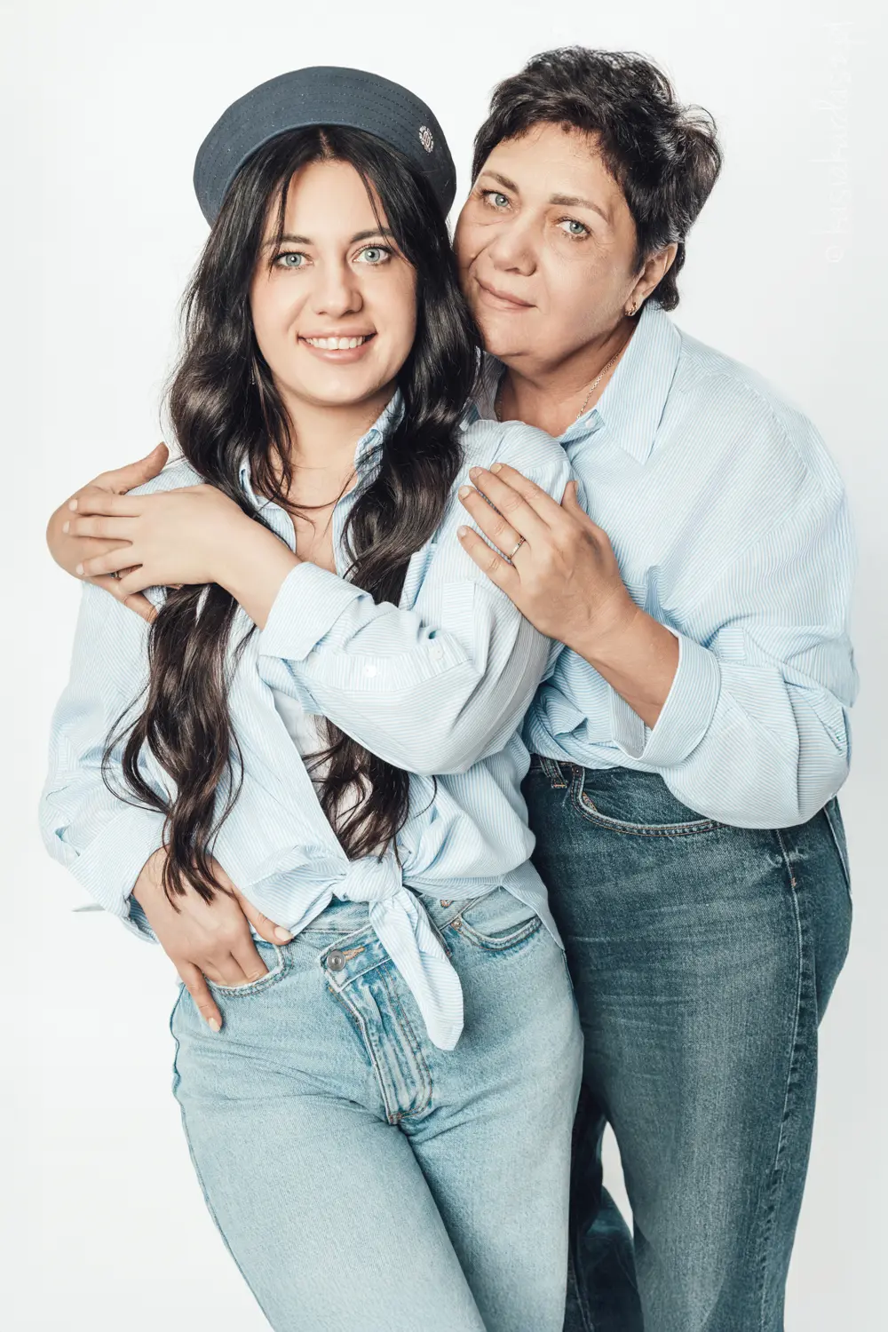 mama i córka ubrane tak samo w błękitne koszule