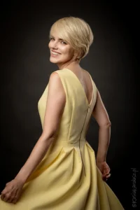 dziewczęca tańcząca blondynka w żółtej sukience