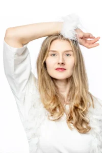 Kobieta w bieli, portret studyjny Królowej Śniegu