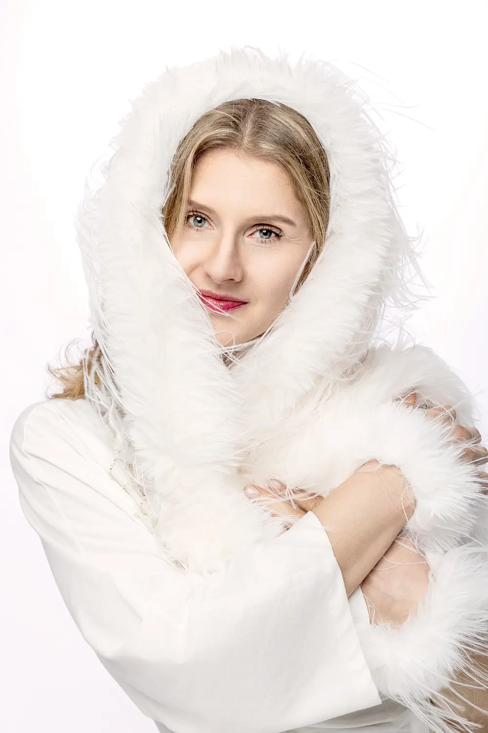 Portret kobiecy Warszawa – Slow Session kobieca sesja portretowa w bieli, w białym studiu